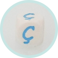 Buchstabenwürfel Ç 10mm Holz geprägt hellblau