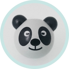 3D-Panda hellgrau-schwarz vertikal